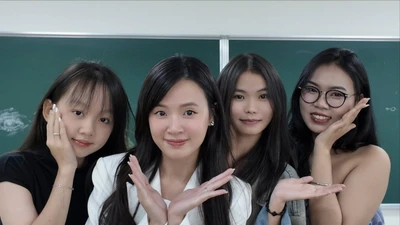 Nữ giảng viên Midu lộ nhan sắc thật qua ảnh sinh viên chụp