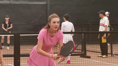 Lê Khánh Chi gây sốt sân pickleball với vẻ đẹp U40