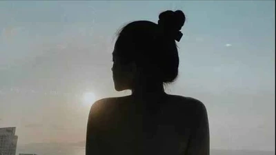 Linh Ka khoe ảnh bán khỏa thân với lưng trần cực nuột 