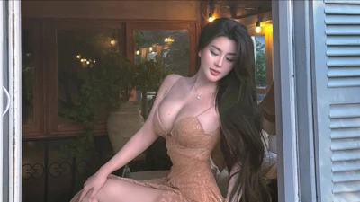 "Đệ nhất hot girl Sài thành" gây sốt với body "nảy nở"