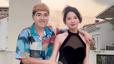 Chàng shipper nghèo "cưa đổ" chị đẹp hơn 15 tuổi gây sốt