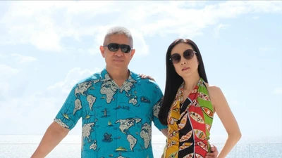 Nữ tỷ phú Madam Pang khoe dáng nuột nà bên chồng