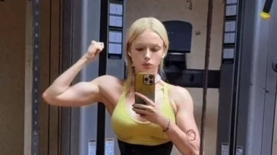 Sau 10 năm tập luyện, "búp bê Barbie sống" cơ bắp cuồn cuộn