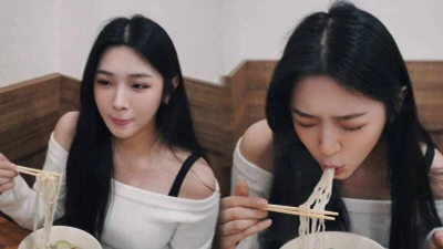 Ngồi ăn mỳ, nàng hot girl bất ngờ nổi tiếng "như cồn"