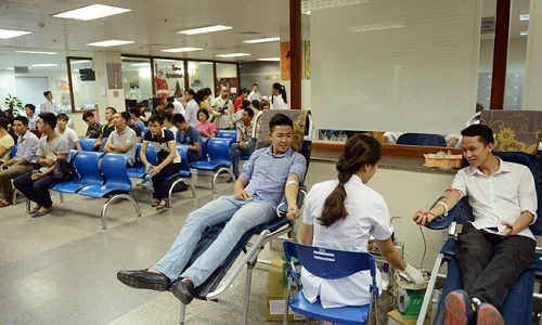 Cận cảnh người Hà Nội xếp hàng hiến máu giải nguy