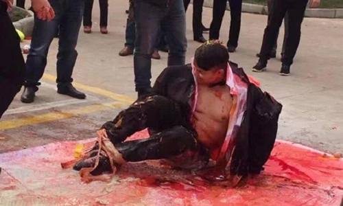 Muốn vào động phòng, chú rể Trung Quốc phải chịu "khổ hình"