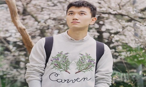 Hot boy thư sinh dưới hoa anh đào đốn tim gái trẻ