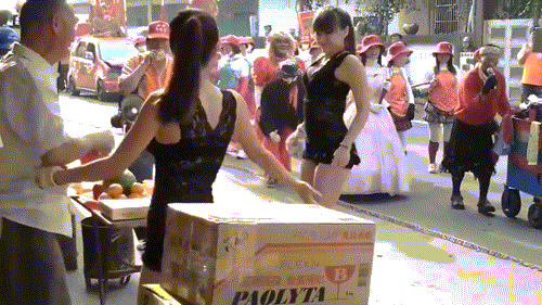 Hai cô gái quấn lấy những người đàn ông...