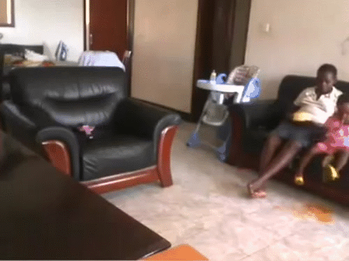 Cú đẩy mạnh của bảo mẫu khiến đứa trẻ ngã đập mặt, ngực xuống sàn nhà.