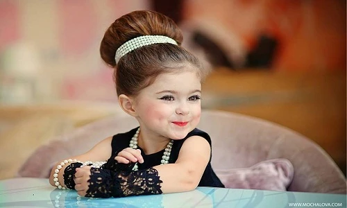 Tiểu công chúa xinh đẹp gây sốt mạng khắp năm châu