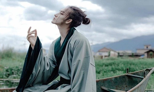 Soái ca tóc dài hóa nam thần liêu trai đầy kỳ bí