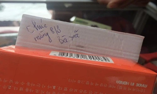 Người đàn ông nghèo mua mỹ phẩm tặng vợ 8/3 gây xúc động