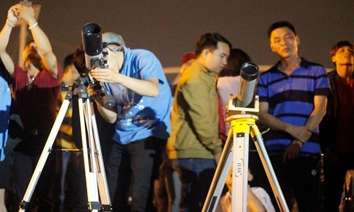 Bạn trẻ ngắm siêu trăng ở Hà Nội tỏ rõ sự thất vọng
