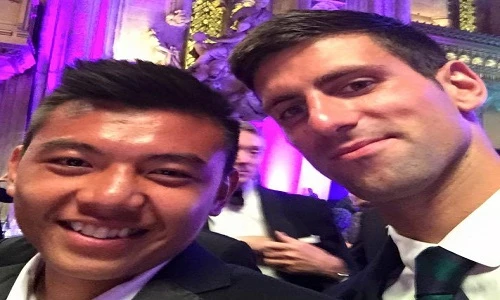 Lý Hoàng Nam khoe cúp vô địch, chụp ảnh với Djokovic