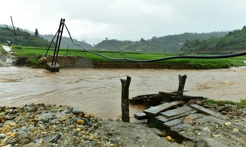 Ảnh: Nhảy qua suối vì cầu bị lũ cuốn trôi sau bão số 2