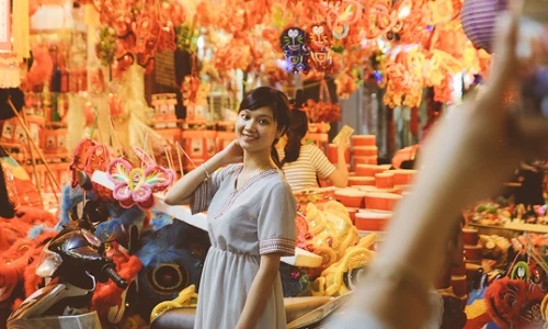 Phố Trung thu chật cứng, khó chụp ảnh... giới trẻ vẫn bất chấp