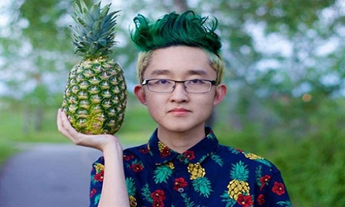 Thua cá cược, nam sinh bảnh trai phải cắt đầu quả dứa 