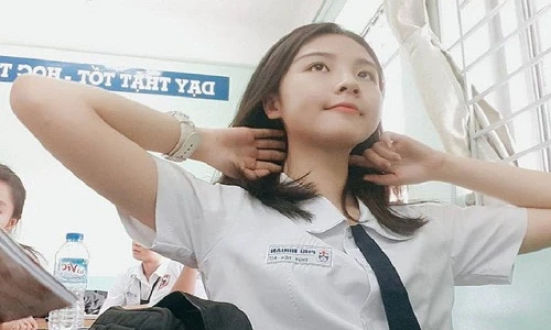 Cô gái Sài Gòn được ví như "thiên thần học đường" vì quá xinh