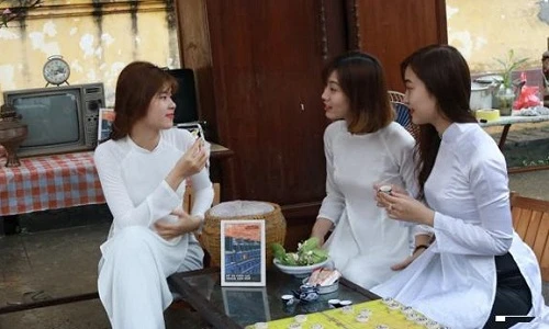 Mê mẩn ngắm nữ sinh HV Ngân hàng trong hội sách "Thời ấy"