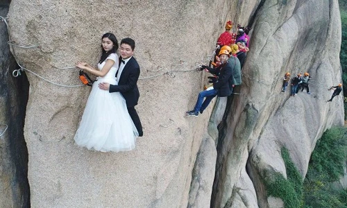 Cặp đôi liều mạng trèo cao hơn 100m để chụp ảnh cưới