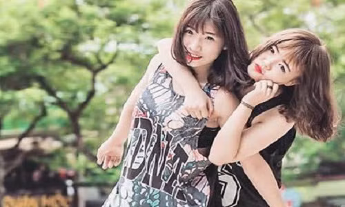 Cặp hot girl giống nhau như chị em song sinh