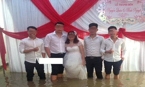 Vừa thương vừa buồn cười trước cảnh đám cưới ngày mưa bão