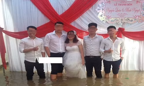 Vừa thương vừa buồn cười trước cảnh đám cưới ngày mưa bão
