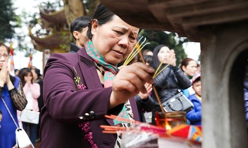 Người dân Thủ đô nô nức đi lễ, xin chữ cầu may ngày mồng 1 