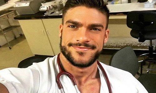 Nam y tá quyến rũ nhất hành tinh là ai?