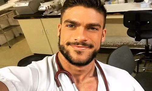 Nam y tá quyến rũ nhất hành tinh là ai?