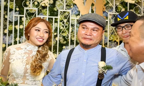 Vinh Râu khóc trong đám cưới khi nghe vợ hát