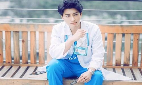 Bác sĩ sản khoa ở Hà Nội đẹp như tài tử điện ảnh gây sốt