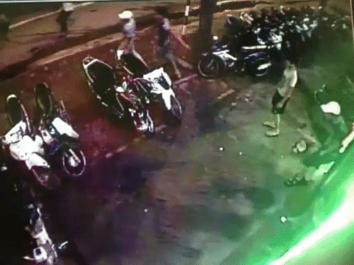 Bị đánh mạnh vào mặt, người phụ nữ lập tức ngã lăn ra đường, đám côn đồ cũng xúm lại hành hung, giẫm đạp rất dã man.