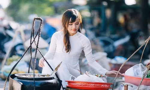 Nữ sinh Huế xinh đẹp bên gánh hàng rong bất ngờ nổi tiếng