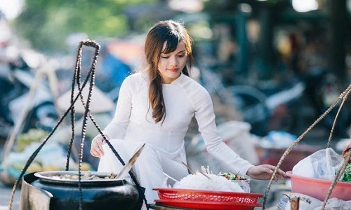 Nữ sinh Huế xinh đẹp bên gánh hàng rong bất ngờ nổi tiếng