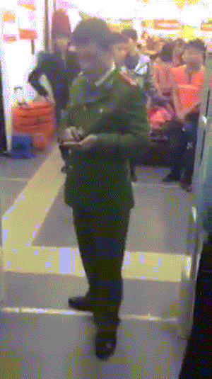 Tận dụng lúc công an viên không để ý, tên trộm bất ngờ tháo chạy nhưng sau đó vẫn bị bắt lại.