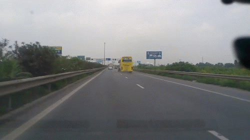 Xe khách bị gãy trục bánh nhưng rất may không mất lái, đổ, lật xe.