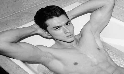 Bạn gái chết bệnh, chàng MC đẹp trai treo cổ chết theo