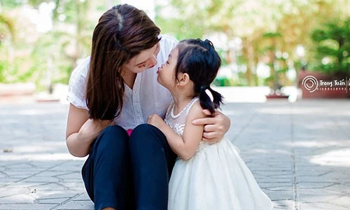 Phượng "Thị Nở" đón con vào Sài Gòn dập tắt tin đồn cũ