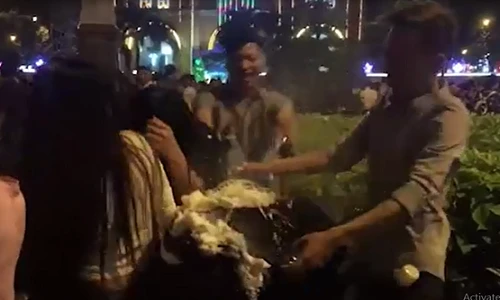 Bức xúc nhóm thanh niên xịt bọt tuyết vào mặt người đi đường