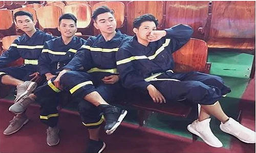 Đội “lính cứu hỏa đẹp trai” gây sốt nhờ ảnh khoe giày