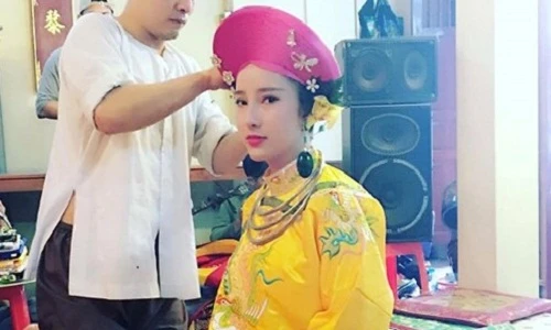 Mê mẩn trước dung nhan sắc sảo cô đồng 9X Hà thành