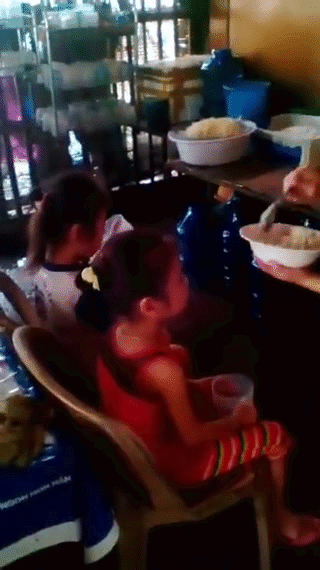 Thìa cơm to, đầy được ấn vào miệng những đứa trẻ khiến chúng không thể nuốt hết.