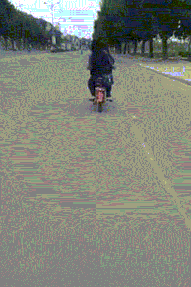 Cô gái bẻ lái sâu, đánh võng như điên trên phố, gầm xe liên tục cọ xuống đường tạo nên hình ảnh hết sức phản cảm.