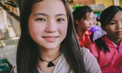 Bé gái người Mông xinh đẹp ăn đứt hot girl 