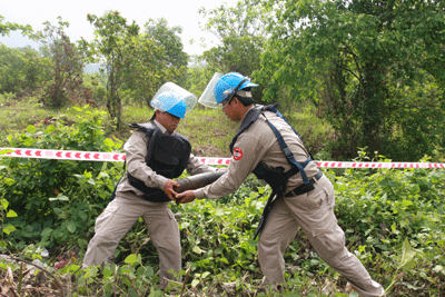 Trong năm 2013, lực lượng rà phá bom mìn và người dân các miền Trung, Nam Bộ cũng phát hiện ra nhiều quả bom, đạn còn sót lại từ thời chiến tranh. Ngày 22/4/2013, 114 quả bom, đạn gồm: Các loại đạn pháo 155mm; đạn cối 120mm; bom còn nguyên kíp; mìn M16; B40; Cối 60; MK118 được phát hiện tại bãi rác gần khóm Tây Chính thị trấn Lao Bảo, huyện Hướng Hóa tỉnh Quảng Trị. Ảnh: TPO.