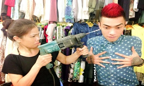 Ảnh khó đỡ của “người bún” Giang Popper cùng mẹ, bà ngoại