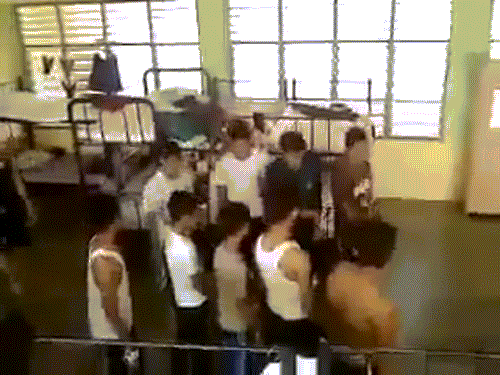 9 chàng trai "ngoan ngoãn" xếp hàng để... bị đánh.