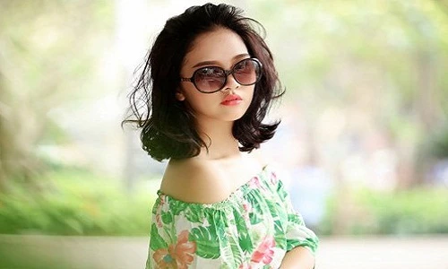 Hoa khôi Hà thành hờ hững vai trần trên phố