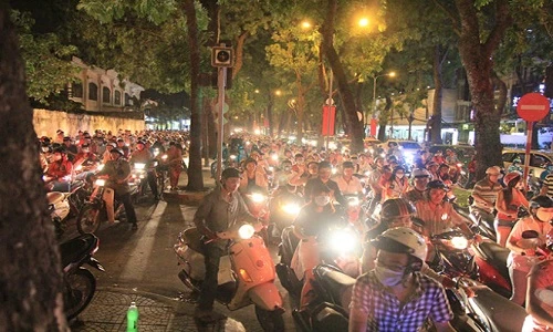 Ngăn đường chuẩn bị 30/4, Sài Gòn kẹt cứng người 